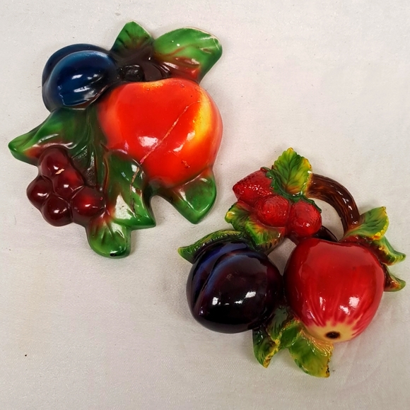 Vintage 1950’s set of 2 chalkware fruit cluster 2D wall plaques - Picture 1 of 12